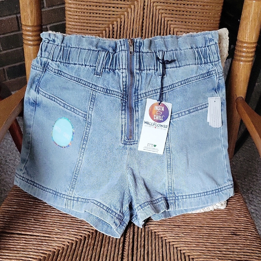 Wallflower GF paper bag shorts, size 7